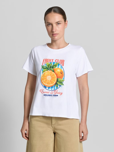 Vrouwenmodel draagt t-shirt met motiefprint Model 'Or44ange' van ZABAIONE, mix van katoen en elastaan, regular fit, ronde hals, ruglengte bij maat S 56 cm, wit met kleurrijk fruitmotief, vooraanzicht van het bovenlichaam.