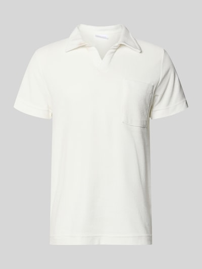 Produktfoto, Relaxed Fit Poloshirt mit V-Ausschnitt von Lindbergh aus Baumwoll-Mix in Weiß mit Frottee-Struktur und Brusttasche, Rückenlänge 76 cm bei Größe M