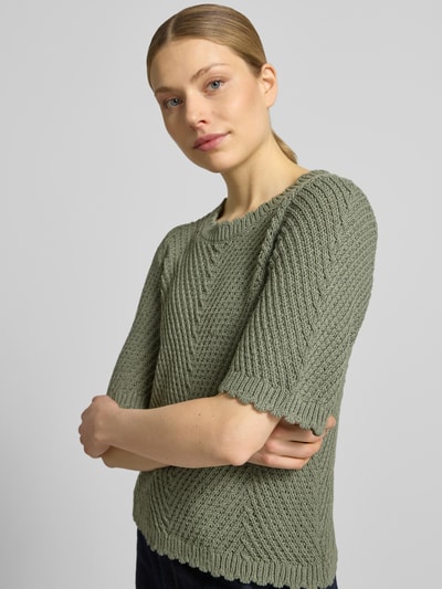 Frauenmodel trägt Strickshirt mit 1/2-Arm Modell 'Carla' von mbyM im Gerader-Schnitt, Grobstrick, Material-Mix mit Baumwoll-Anteil, Rundhalsausschnitt, Ganzkörperansicht von vorne.