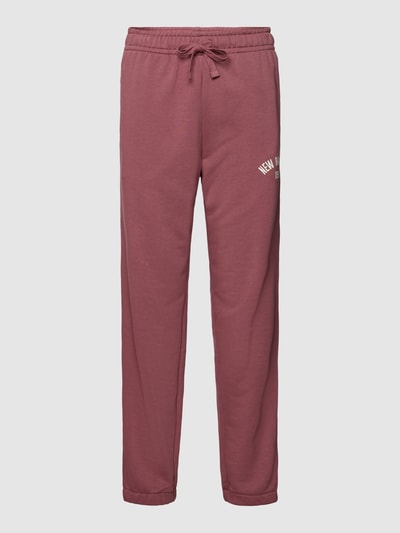 New Balance Sweatpants mit Logo-Print Modell 'Essentials Varsity' Dunkelrot 2