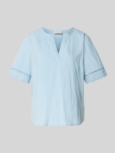 Produktfoto, hellblaue Regular Fit Bluse mit V-Ausschnitt Modell 'Ane' von FREE/QUENT aus reiner Baumwolle, Lochstickerei, kurze Ärmel