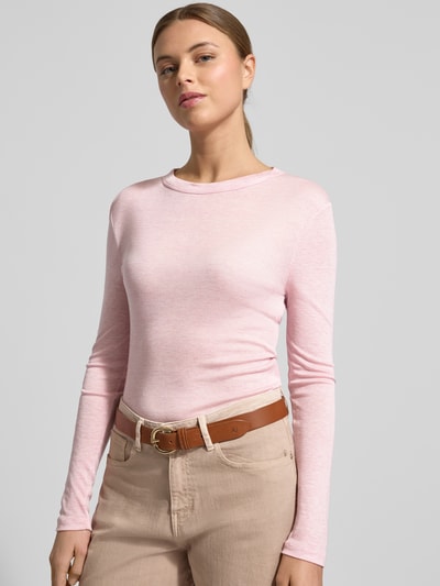 Frauenmodel trägt Slim Fit Longsleeve aus Lyocell-Mix Modell 'Sefemina' von OPUS in zartem Rosa mit Stehkragen, Nahaufnahme Oberkörper. Damen Longsleeve mit Woll-Anteil, Rückenlänge bei Größe 36: 59 cm.