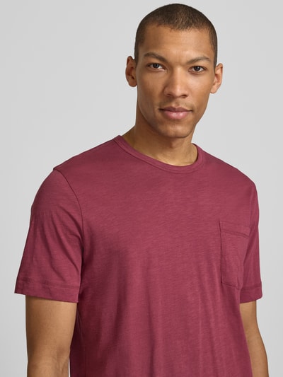 Männermodel trägt Regular Fit T-Shirt aus reiner Baumwolle von Marc O'Polo in Optik: Unifarben mit Logo-Stitching, Nahaufnahme Oberkörper.