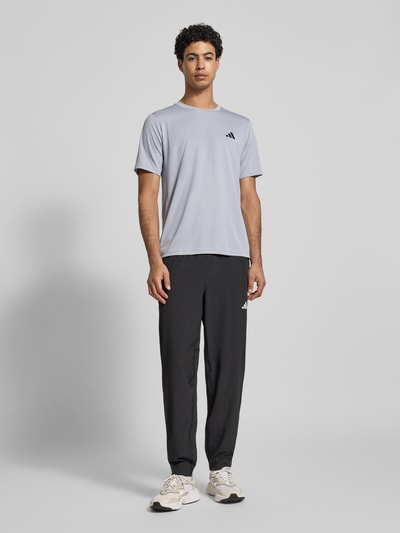 Męski t-shirt Regular Fit T-Shirt mit Logo-Print von adidas Training, fakturowany wzór, krój regular fit, nadruk z logo, okrągły dekolt, długość tyłu w rozmiarze M: 70 cm, jasnoszary, gładka tekstura, Ganzkörperansicht von vorne