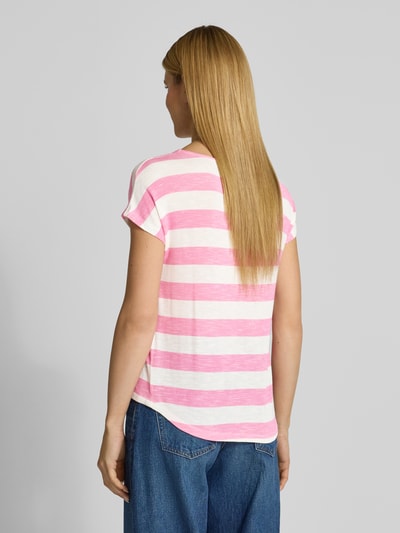Frauenmodel trägt Regular Fit T-Shirt aus Viskose-Mix Modell 'WIDE STRIPE' von Vero Moda mit rosa-weißen Streifen, Feinstrick, Rückansicht Ganzkörperansicht.