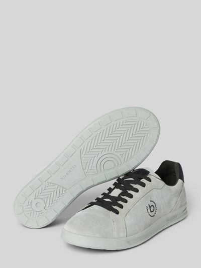Produktfoto, Sneaker aus beschichtetem Leder Modell 'Powder' von bugatti, abgerundete Form, strukturierte Sohle, helle Töne, Schnürung, Label-Details