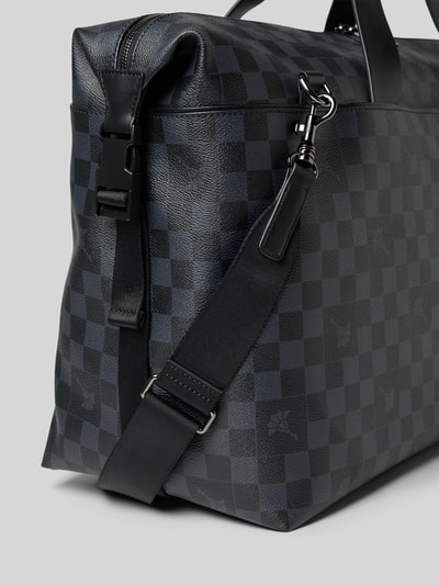 Produktfoto, Weekender mit verstellbarem Schulterriemen von JOOP! Collection, Modell 'cortina piazza maik', schwarze und graue Kachelstruktur, Hauptfach mit Reißverschluss, Label-Detail, Tragehenkel, Maße 62x32x20 cm, Riemenlänge 137 cm.