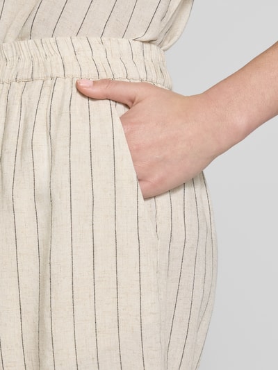 Pieces Szorty o kroju regular fit ze wzorem na całej powierzchni model ‘PIA’ Écru 3