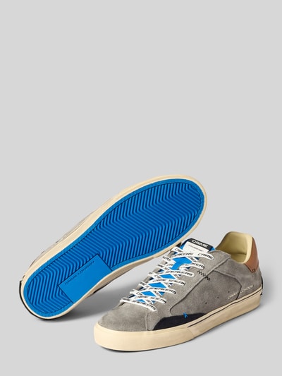 Produktfoto, Sneaker mit Label-Details von Crime London in Grau mit Kontrastbesatz, strukturierter blauer Sohle, runder Form und Schnürverschluss, Herren Sneaker, Absatzhöhe 3 cm, Schafthöhe 8 cm, Schaftweite 10 cm