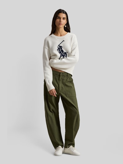 Frauenmodel trägt Regular Fit Strickpullover aus reiner Baumwolle von Polo Ralph Lauren, Two Tone Optik, große Pony-Applikation, Ganzkörperansicht von vorne.