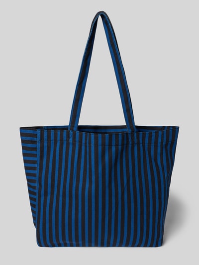 Produktfoto, Shopper aus Baumwolle mit Logo Modell 'Boutiqno Athene' von MADS NØRGAARD, blau-schwarz gestreift, grobe Stoffstruktur.