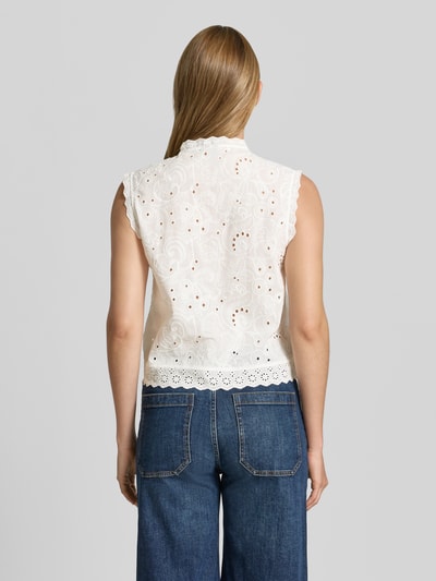Kobiece modelka nosi Relaxed Fit Blusentop aus reiner Bio-Baumwolle Modell 'EMILY' od Vero Moda, efekt: jednolity kolor, haft angielski, okrągły dekolt, listwa guzikowa, bez rękawów, bawełna ekologiczna, widok z tyłu całej sylwetki.