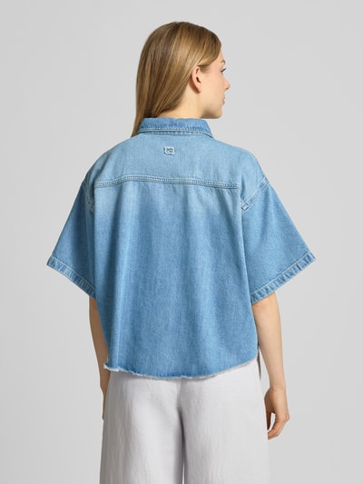 Frauenmodel trägt Relaxed Fit Hemdbluse mit Lyocell-Anteil Modell 'Zuri' von Raffaello Rossi, Denim-Optik, Rückenansicht, kurzärmelig