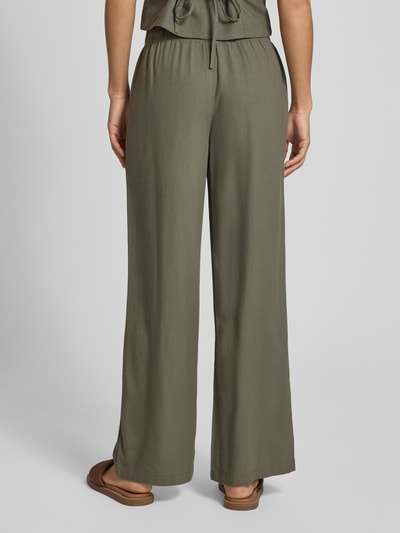 Kobiece model nosi Wide Leg Leinenhose mit elastischem Bund Modell 'GOA' od Only, efekt: jednolity kolor, mieszanka wiskozy i lnu, krój: spodnie z szerokimi nogawkami, tunel, elastyczny pas, wpuszczane kieszenie, widok całej sylwetki z tyłu.