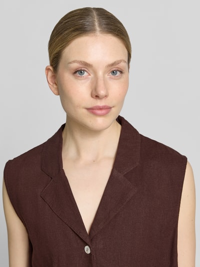 Frauenmodel trägt Weste aus Leinen-Mix mit Pattentaschen Modell 'Lava' von FREE/QUENT in Braun, Nahaufnahme Oberkörper, Leinenstruktur sichtbar, Regular Fit, Reverskragen, Knopfleiste, Viskose-Anteil.