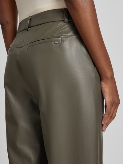 Vrouwenmodel draagt Regular fit kunstleren broek met riemlussen model 'PHIBI' van Raffaello Rossi, olijfgroen glad oppervlak, detailopname, Dames leerbroek.