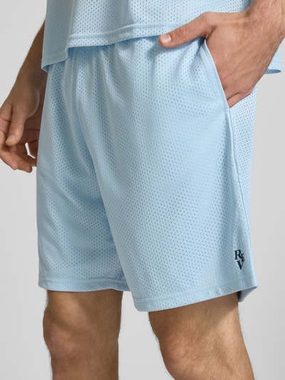 Männermodel trägt Shorts aus Mesh mit Logo-Print von REVIEW in Hellblau, elastischer Bund, seitliche Eingrifftaschen, Nahaufnahme Oberschenkel.