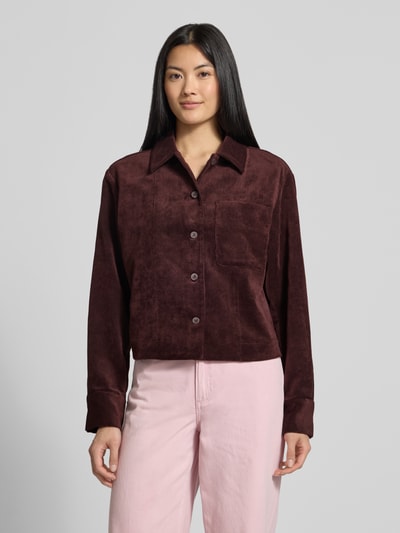 Frauenmodel trägt Regular Fit Cordbluse mit Stretch-Anteil von someday, bordeauxrot mit Knopfleiste und Brusttasche, Ganzkörperansicht von vorne.