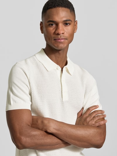 Männermodel trägt Regular Fit Poloshirt aus reiner Baumwolle von Strellson in Strickoptik mit Strukturmuster, Nahaufnahme Oberkörper.