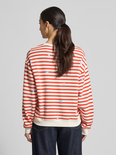 Modelka nosi Sweatshirt im Allover-Look von Smith and Soul, bawełna z modalem, krój relaxed fit, czerwone paski, widok całej sylwetki z tyłu.
