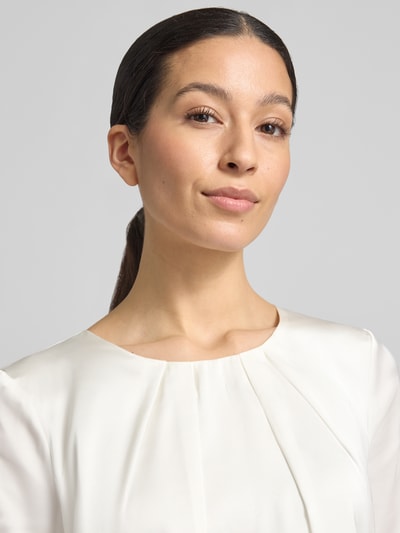 Frauenmodel trägt Regular Fit Bluse mit Rundhalsausschnitt und 1/2-Arm von Christian Berg Woman Selection, Material-Mix, Nahaufnahme Oberkörper.