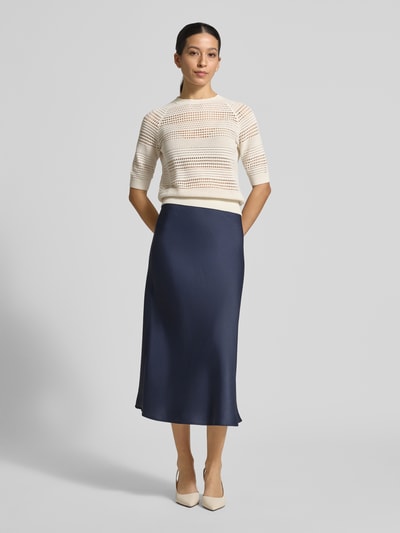 Frauenmodel trägt Strickshirt mit 1/2-Arm und gerippten Abschlüssen von Christian Berg Woman, Reine Baumwolle, Gerader-Schnitt, Gerippter Rundhalsausschnitt, Rückenlänge 51 cm, Ärmellänge 29 cm, Ganzkörperansicht von vorne.