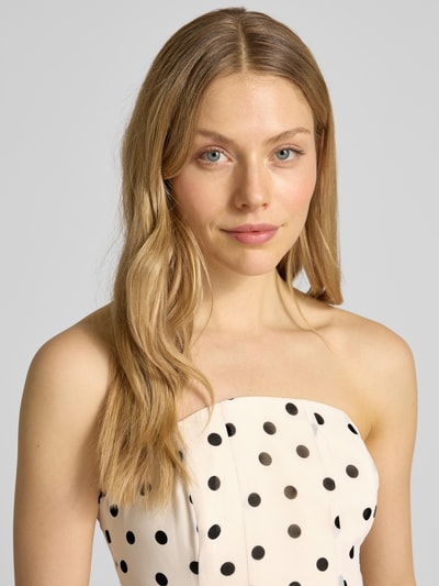 Kobieta nosi Midikleid im Off-Shoulder-Design Modell 'Kimora' od Forever New, jasny chiffon w czarne kropki, zbliżenie górnej części ciała