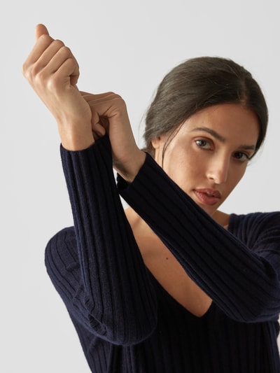 Lisa Yang Strickkleid mit V-Ausschnitt Marineblau 3