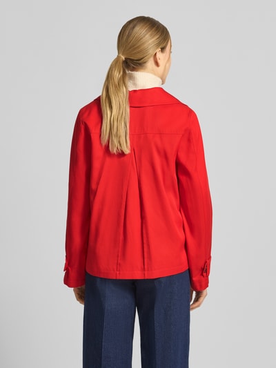 Kobiece modelka ma na sobie kurtkę 'Jacke aus Lyocell-Mix' od MORE, kolor czerwony, mieszanka lyocellu i bawełny, luźny krój, kołnierz z połami, listwa guzikowa 2-rzędowa, patki przy mankietach, wpuszczane kieszenie, długość tyłu w rozmiarze 36: 61 cm, szerokość ramion w rozmiarze 36: 37 cm, szerokość klatki piersiowej w rozmiarze 36: 49 cm, długość rękawów w rozmiarze 36: 60 cm, zdjęcie tyłem, ujęcie całej sylwetki
