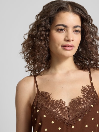 Kobieta modelka nosi Relaxed Fit Maxikleid aus Viskose-Mix Modell 'Alma' od OH APRIL, brązowa tkanina w żółte grochy, cienkie ramiączka, obszycie koronką, dekolt w serek, mieszanka wiskozy z dodatkiem lyocellu, Nahaufnahme górnej części ciała.