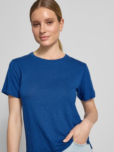 Frauenmodel trägt Damen T-Shirt von Weekend Max Mara, Modell 'PELOTA', Optik: Unifarben, Passform: Regular-Fit, Label-Applikation, Rundhals, Kurzarm, Materialverarbeitung: Feinstrick, Material: Leinen-Mix, leuchtendes Blau, feine Textur, Nahaufnahme Oberkörper.