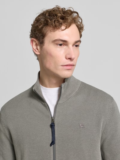 Männermodel trägt Cardigan mit Stehkragen und Reißverschluss von Lerros in Two-Tone-Machart aus reiner Baumwolle, Nahaufnahme Oberkörper.