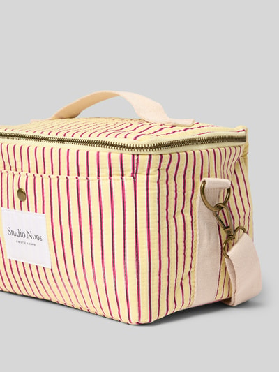 Produktfoto, Kühltasche mit Logo-Patch Modell 'Poplin' von STUDIO NOOS, żółte i fioletowe paski, odpinany pasek, Szerokość w rozmiarze 1: 25 cm, długość 16 cm, głębokość 17 cm, długość paska 94 cm, faktura gładka