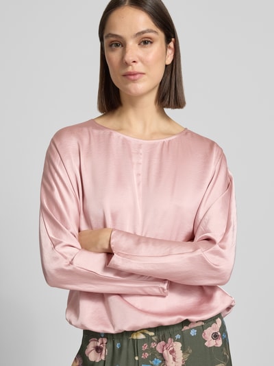 Vrouwenmodel draagt Blusenshirt mit Rundhalsausschnitt und Tunnelzug van Oui in lichtroze materiaalmix met viscose, relaxed fit, ronde hals, tunnelkoord, ruglengte maat 36: 55 cm, mouwlengte maat 36: 57 cm, Nahaufnahme bovenlichaam.