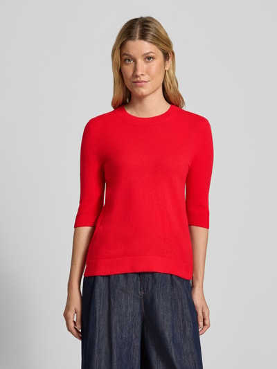Frauenmodel trägt Strickpullover mit 1/2-Arm und Rundhalsausschnitt von Christian Berg Woman, leuchtend rot, Baumwolle, Slim Fit, Ganzkörperansicht von vorne.