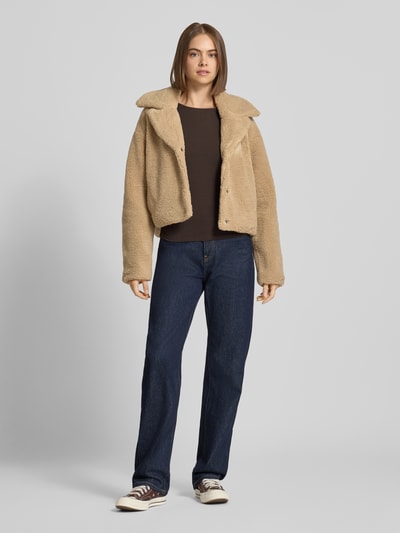 Frauenmodel trägt Cropped Jacke aus Teddyfell Modell 'Nati' von NOISY MAY®, beige, Reverskragen, strukturierte Oberfläche, Ganzkörperansicht von vorne.