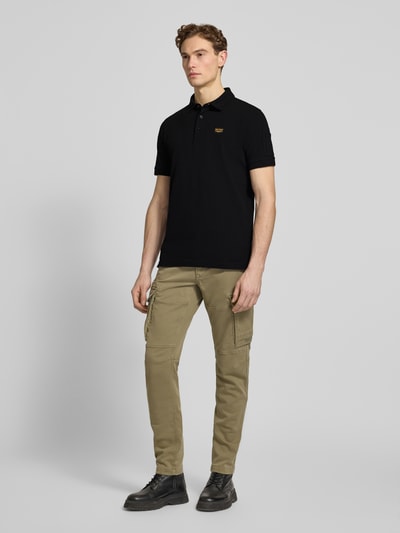 Männermodel draagt Slim Fit Poloshirt met Label-Stitching model 'TRACKWAY' van PME Legend, mix van katoen en elastaan, knoopsluiting, ruglengte bij maat M 74 cm, heren poloshirt, Ganzkörperansicht von vorne.