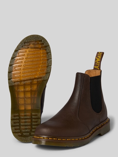 Productfoto, Chelsea Boots aus Leder-Mix von Dr. Martens, donkerbruin, afgeronde vorm, elastische inzet, labeldetail, profielzool, hakhoogte maat 40: 4 cm, schachthoogte maat 40: 14 cm, schachtbreedte maat 40: 9 cm