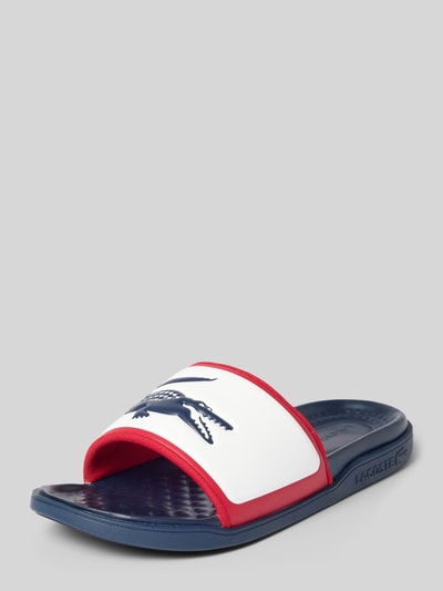 Produktfoto, Badeschuhe mit Logo-Print Modell 'SERVE SLIDE 1.0' von Lacoste für Herren, Optik:Mehrfarbig, Schuhspitze:Rund, Absatzform:Flach, Applikation:Logo-Schriftzug, Verschluss:Schlupf/offen, Sohle:Strukturiert