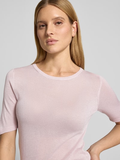 Frauenmodel trägt T-Shirt aus Viskose-Mix in Feinstrick-Optik von Christian Berg Woman Selection, Rundhalsausschnitt, Nahaufnahme Oberkörper.