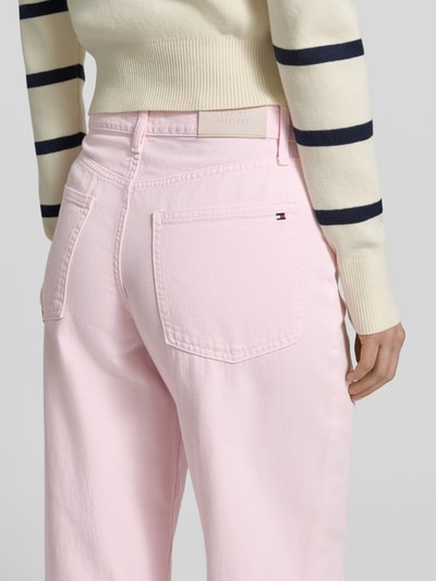 Frauenmodel trägt Barrel Fit Jeans aus reiner Baumwolle von Tommy Hilfiger in Optik: Unifarben, Denim, Label-Patch, 5-Pocket-Design, Ganzkörperansicht Rückansicht.