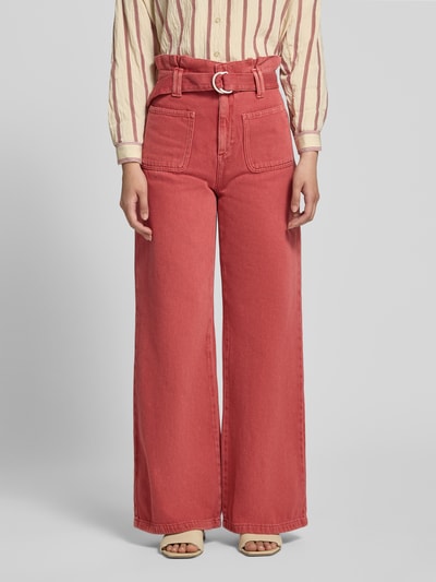 Frauenmodel trägt Wide Leg Jeans mit Gürtel von Jake*s Casual in Rot, aus Reine Baumwolle, AufgesetzteTaschen, Ganzkörperansicht von vorne.
