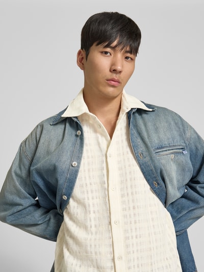 Männermodel trägt Freizeithemd mit Strukturmuster von WON HUNDRED in Offwhite, darunter sichtbarer Baumwoll-Mix, Regular Fit, Nahaufnahme Oberkörper.