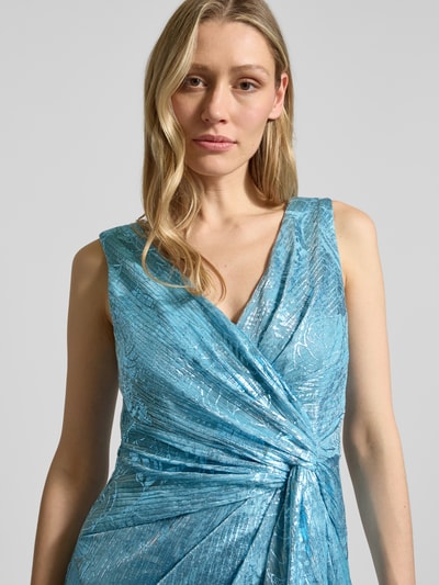 Frauenmodel trägt Abendkleid mit Knoten-Detail und V-Ausschnitt von Adrianna Papell, türkis glänzende Struktur, Nahaufnahme Oberkörper. Damen, A-Linie, Maxikleid, rückseitiger Haken- und Reißverschluss, Rückenlänge 15 cm, Brustweite 45 cm bei Größe 36.