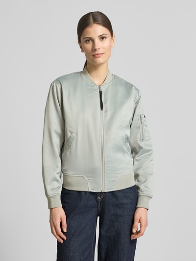 Kobiece modelka nosi Regular Fit Bomberjacke mit Stehkragen Modell 'Beth' von khujo, elastyczna mieszanka materiałów, zamek błyskawiczny, wpuszczane kieszenie, zakończenia rękawów elastyczne, długość tyłu w rozmiarze S: 54 cm, szerokość ramion w rozmiarze S: 46 cm, szerokość klatki piersiowej w rozmiarze S: 47 cm, długość rękawów w rozmiarze S: 58 cm; jasnoszara, lekko połyskująca tkanina, gładka faktura. Ganzkörperansicht z przodu.