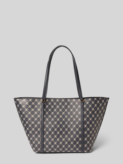 Produktfoto, Tote Bag mit Magnetverschluss Modell 'PORTA' von MANGO, dunkelblauer Allover-Label-Print, schmale Schulterriemen, Ansicht von vorne