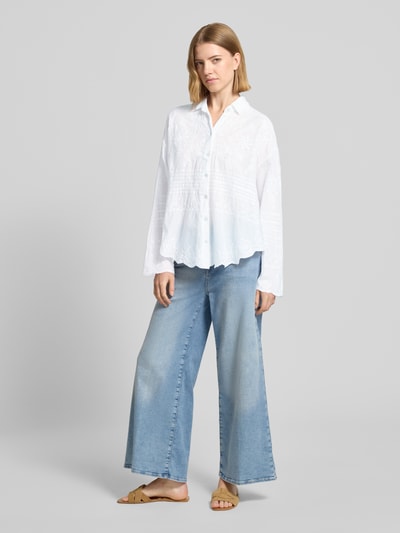 Frauenmodel trägt Regular Fit Hemdbluse mit floralem Allover-Stitching von Christian Berg Woman in Weiß, Reine Baumwolle, Hemdblusenkragen, Langärmelig, durchgängige Knopfleiste, Rückenlänge bei Größe 36: 63 cm, Ärmellänge bei Größe 36: 53 cm, Ganzkörperansicht von vorne.