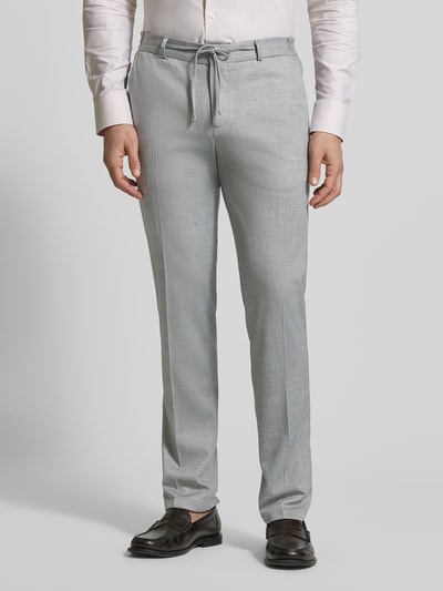Männermodel trägt graue Hose mit Bügelfalten und Schnürung Modell 'SpartaFlex' von Zuitable, Material-Mix mit Lyocell, Slim Fit, Ganzkörperansicht von vorne.