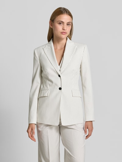 Kobiece modelka nosi Regular Fit Blazer mit 2-Knopf-Verschluss Modell 'ASMALLA' von HUGO, wzór w cienkie prążki, kieszenie z patką, krój regular fit, zapięcie na 2 guziki, kolor biały w prążki, widoczne delikatne tekstury materiału, Ganzkörperansicht von vorne.