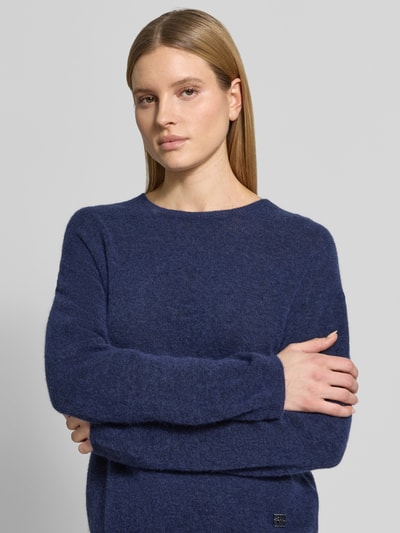 Frauenmodel trägt Strickpullover mit überschnittenen Schultern Modell 'Mape' von MOS MOSH in Dunkelblau, Material-Mix, Nahaufnahme Oberkörper